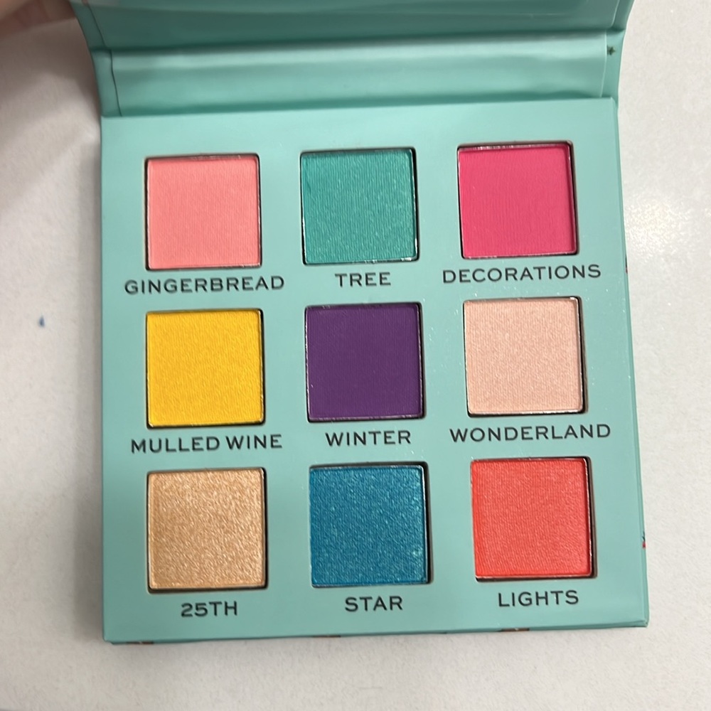Friends x Revolution eyeshadow palette - Picture 3 of 4
